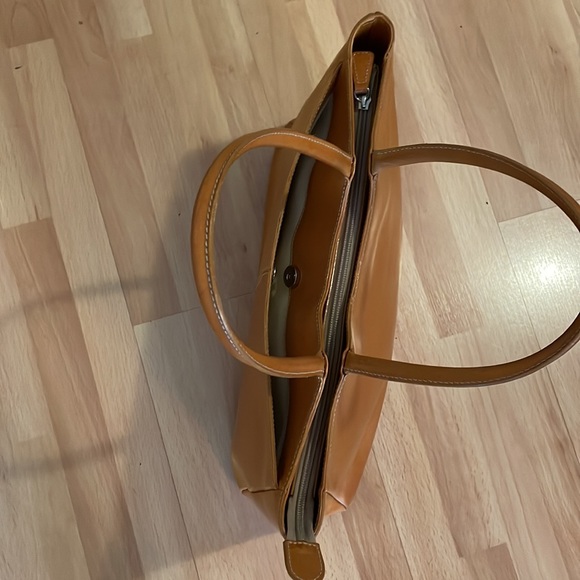 Guia’s Italian Leather Tote Bag - Picture 6 of 9